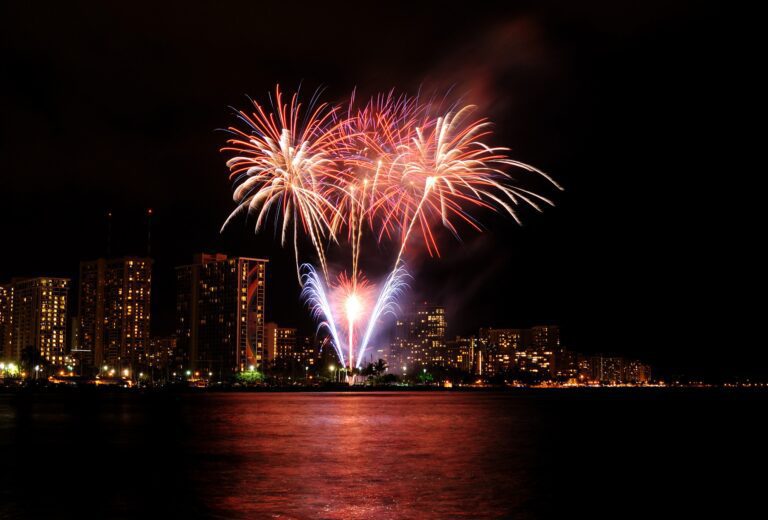 Crucero de fuegos artificiales del viernes por la noche