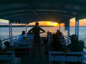 Excursão com golfinhos ao pôr do sol e fogo de artifício em Hilton Head