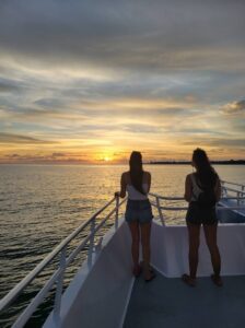 Cruzeiro ao pôr do sol em São Petersburgo