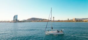 Passeio à vela mágico em Barcelona com um capitão local