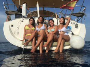 Passeio à vela privado à volta de Barcelona (máx. 11 pessoas)