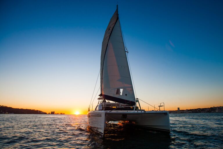 Onvergetelijke zonsondergang per catamaran in Lissabon
