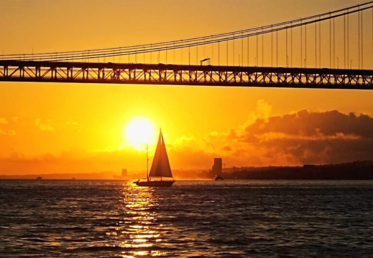 Sonnenuntergangstour mit dem Segelboot in Lissabon