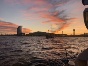 Cruzeiro ao pôr do sol num catamarã em Barcelona