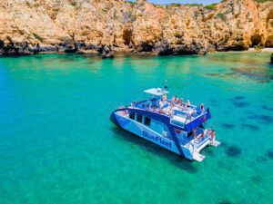 Passeio de barco em Lagos com almoço a bordo