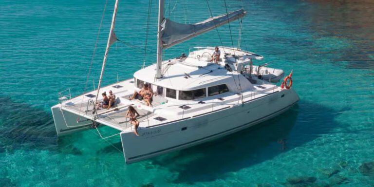 Milos catamaran cruise naar Poliegos