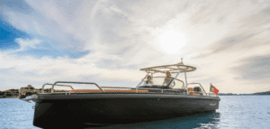 Barco a motor privado em Lagos