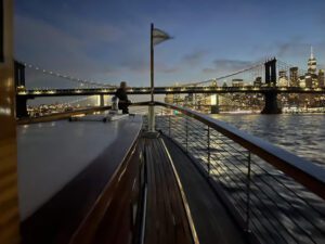 Cruzeiro pelas luzes da cidade de Nova Iorque