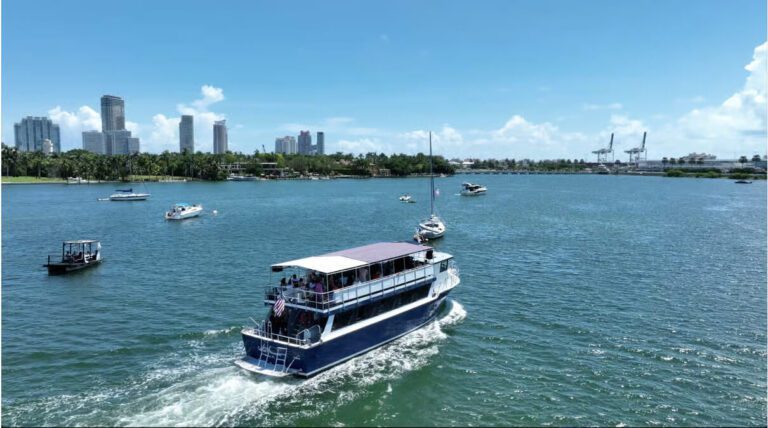 Ein großes zweistöckiges Ausflugsboot, das durch das blaue Wasser der Biscayne Bay fährt.