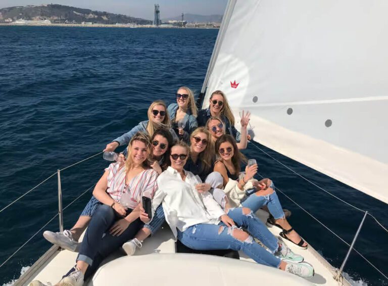 Sailing Experience in Barcelona with Drinks & Snacks