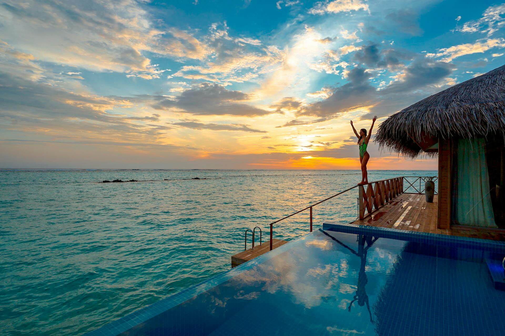 Luxury on a budget 2 Rapariga no oceano a desfrutar de viagens de luxo com um orçamento limitado