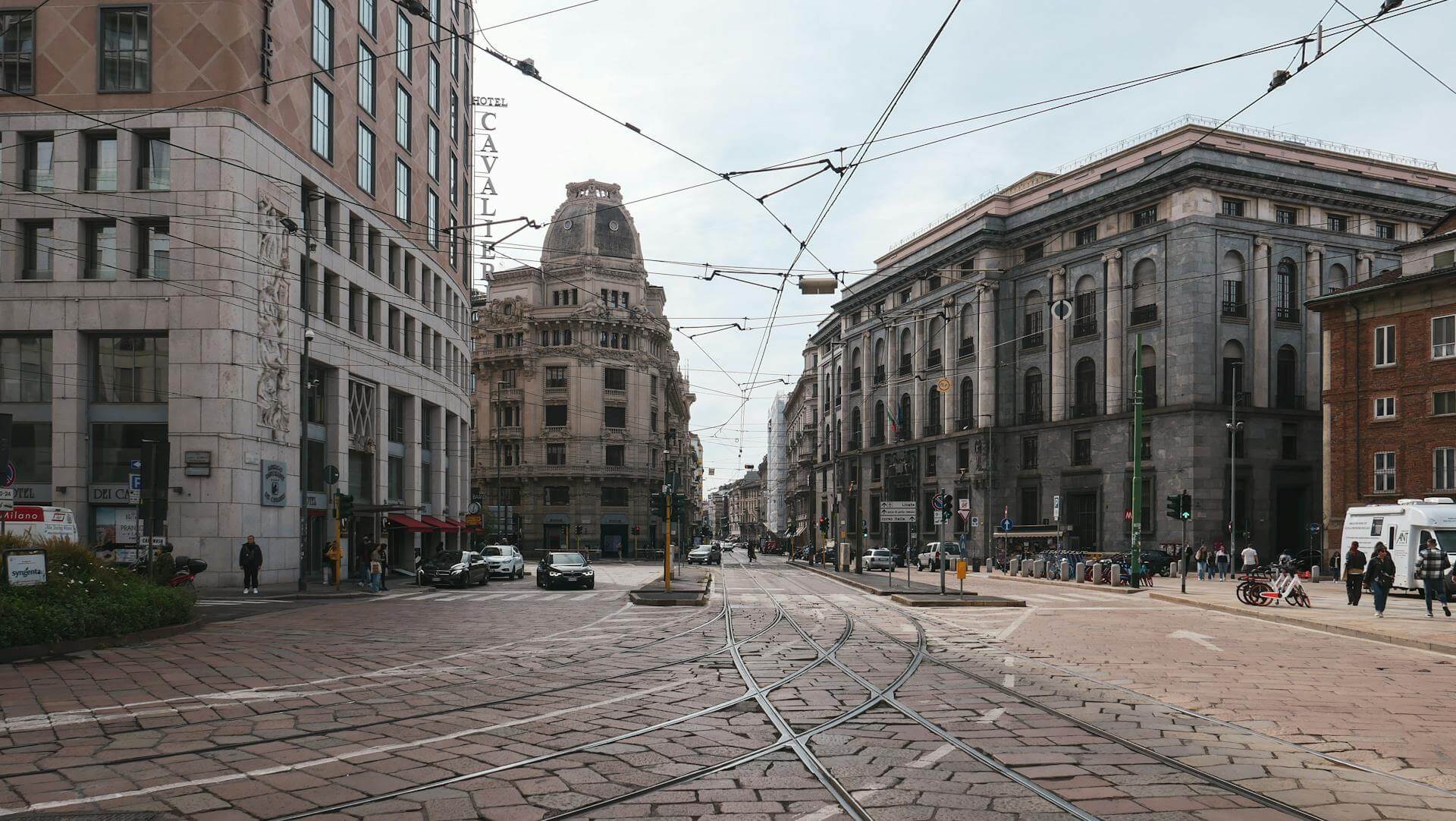 Consejos para alquilar un coche en Milán Historic Street View in Milan - Tips for Renting a Car in Milan