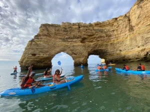Kajakfahren in Benagil: Was man wissen sollte, bevor man die Höhlen der Algarve erkundet