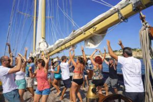 Fiesta en barco al atardecer en Vilamoura con DJ y barra libre
