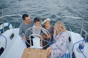 So wählen Sie ein Küstenboot aus, das sich für Familienausflüge eignet