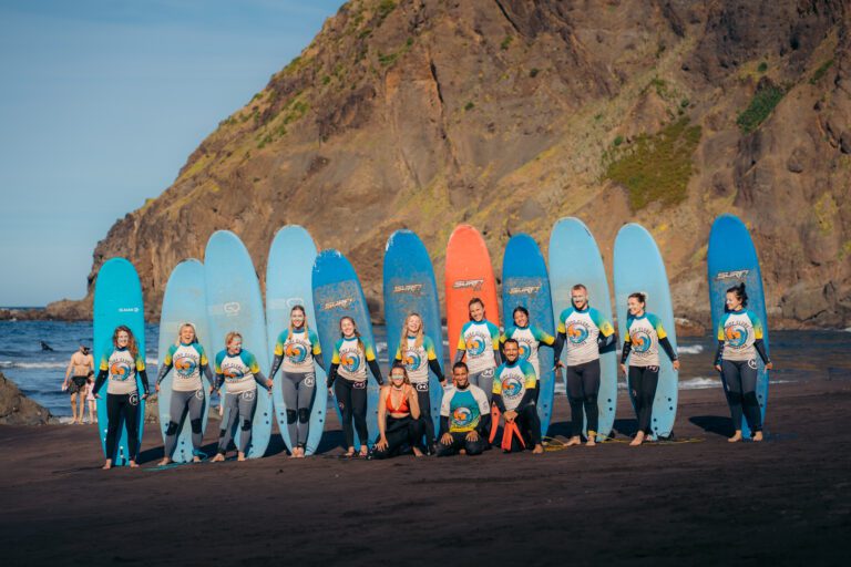 Groepsles surfen in Madeira