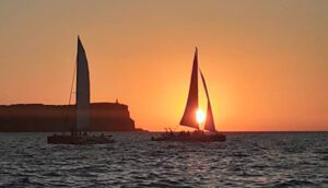 Fornells: Passeio de Catamarã ao Pôr do Sol em Minorca
