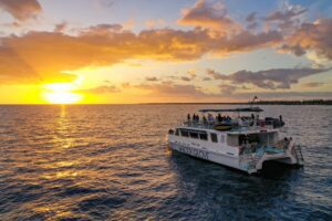 Passeio de catamarã ao pôr do sol com jantar em Kailua-Kona