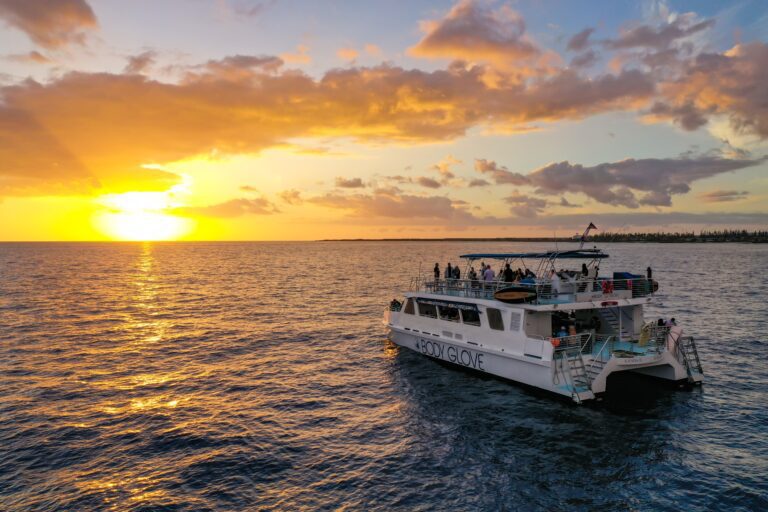 Excursión en catamarán al atardecer con cena en Kailua-Kona
