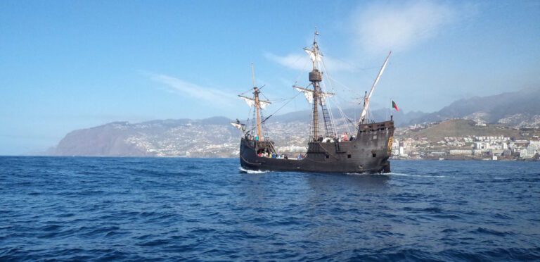 Küstenfahrt auf einem Piratenschiff in Madeira