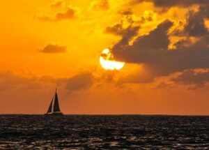 Cruzeiro de Catamarã com Cocktail ao Pôr-do-Sol em Waikiki