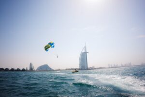 Parasailing in Dubai: Blick auf das Burj Al Arab