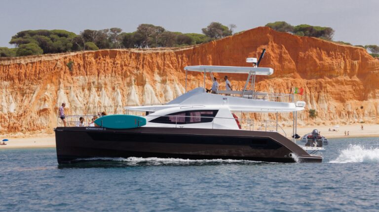 Charter a luxury catamaran in Vilamoura