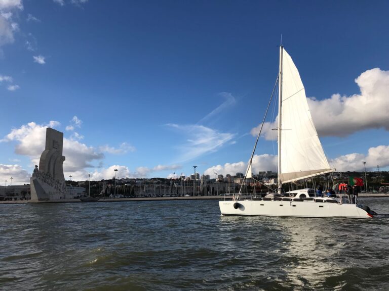 Catamarán Privado a Vela en Lisboa (hasta 16 pax)