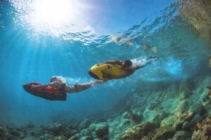 Excursión en barco con deportes acuáticos en Ibiza