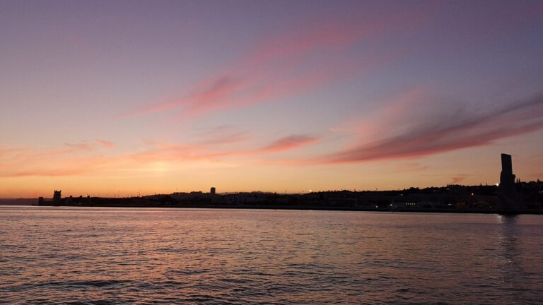 Excursión en catamarán al atardecer en Lisboa