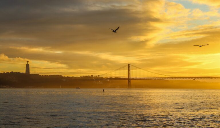Crucero al atardecer por el río Tajo en Lisboa
