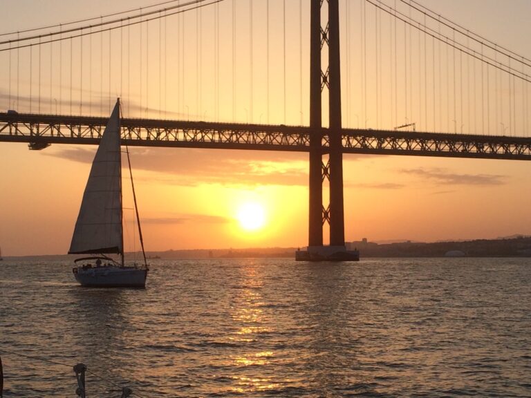 Zonsondergang in Lissabon op een privéboot