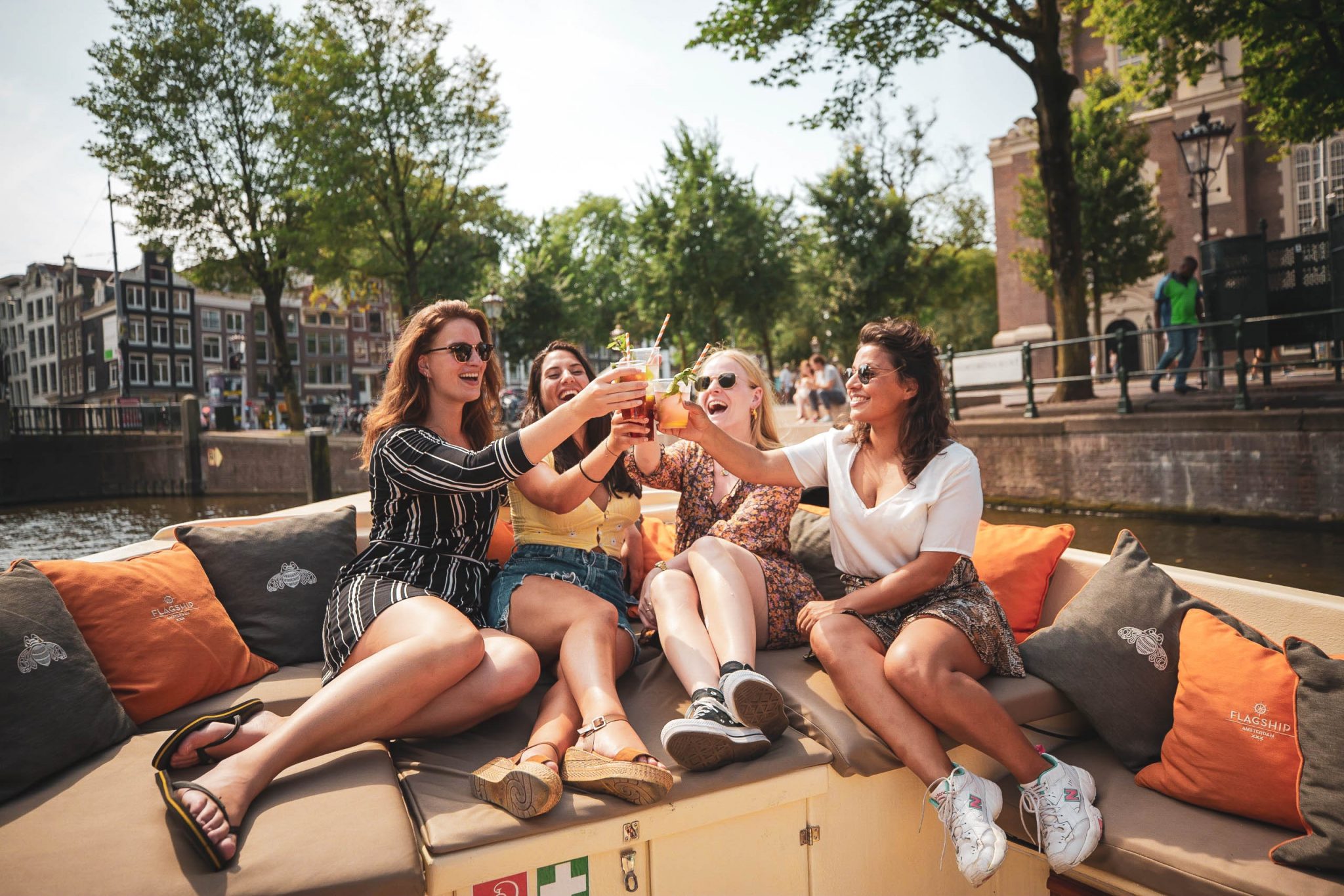 8 Coisas para fazer em Amesterdão para estudantes Amsterdam Students on boat