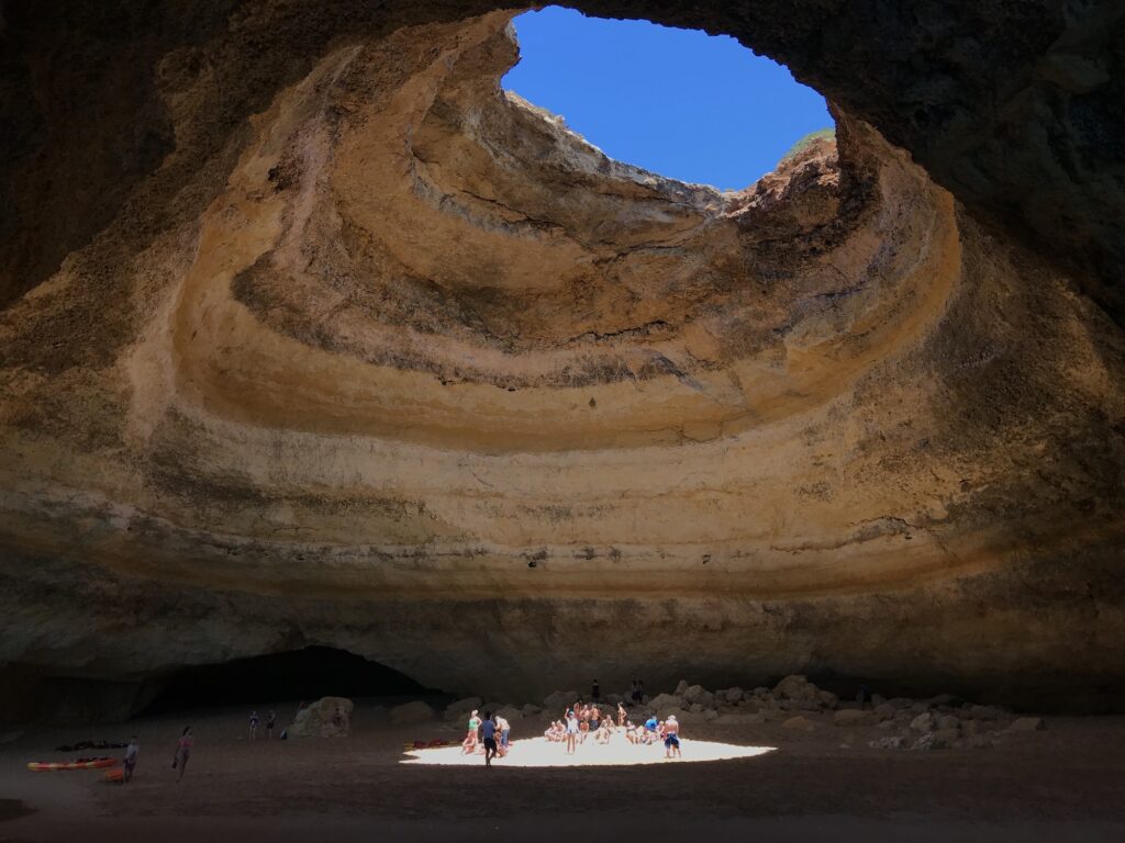 Die Kathedrale von Benagil ist nur eine der vielen beeindruckenden Höhlen der Gegend