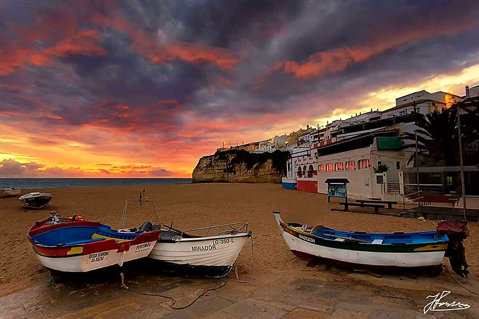 Partida da encantadora vila de Cavoeiro para a gruta de Benagil