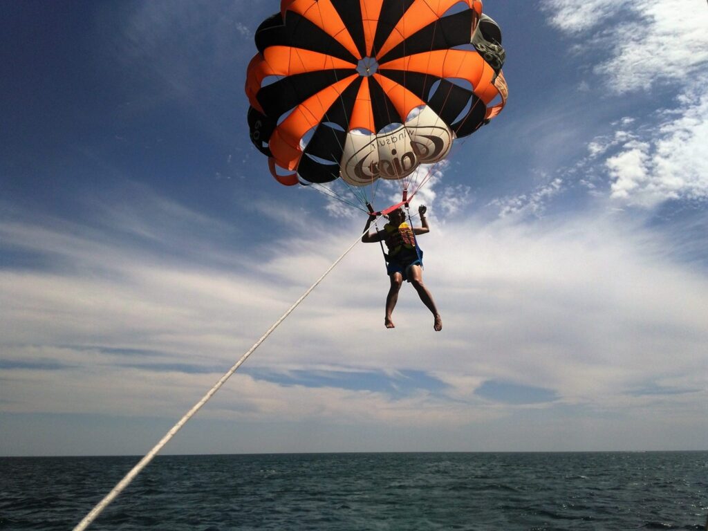 Parasailing em Lagos: adrenalina e vistas inesquecíveis