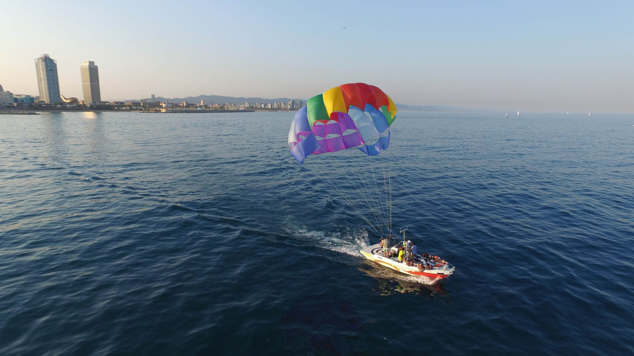 Parasailing em Barcelona desportos aquáticos em Barcelona