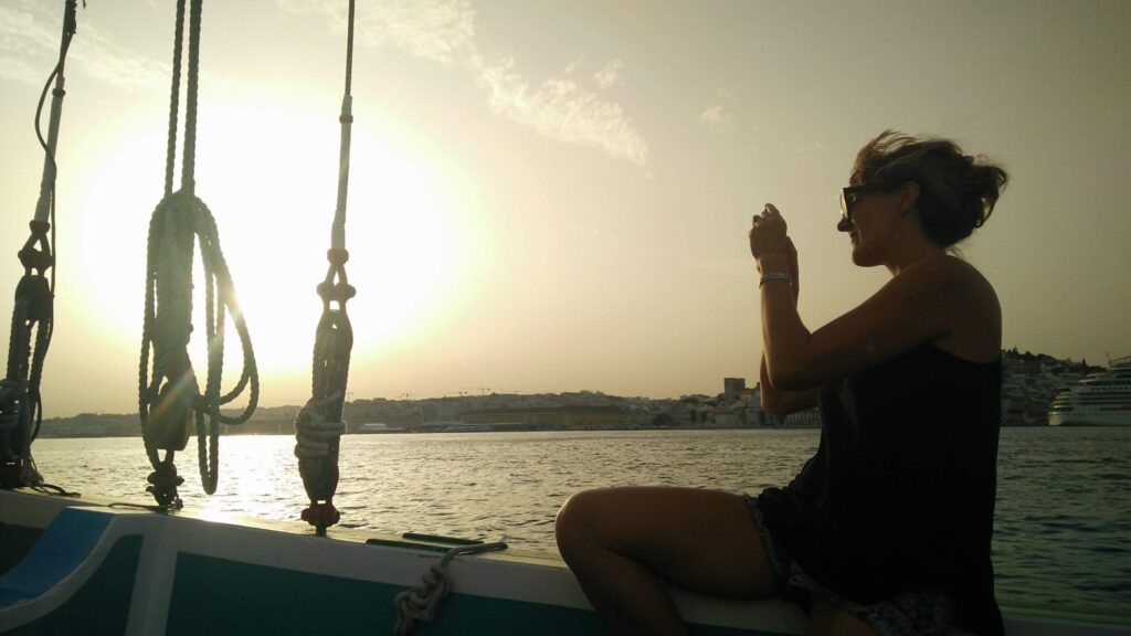 Fizemos um passeio de barco ao pôr do sol em Lisboa num barco típico!