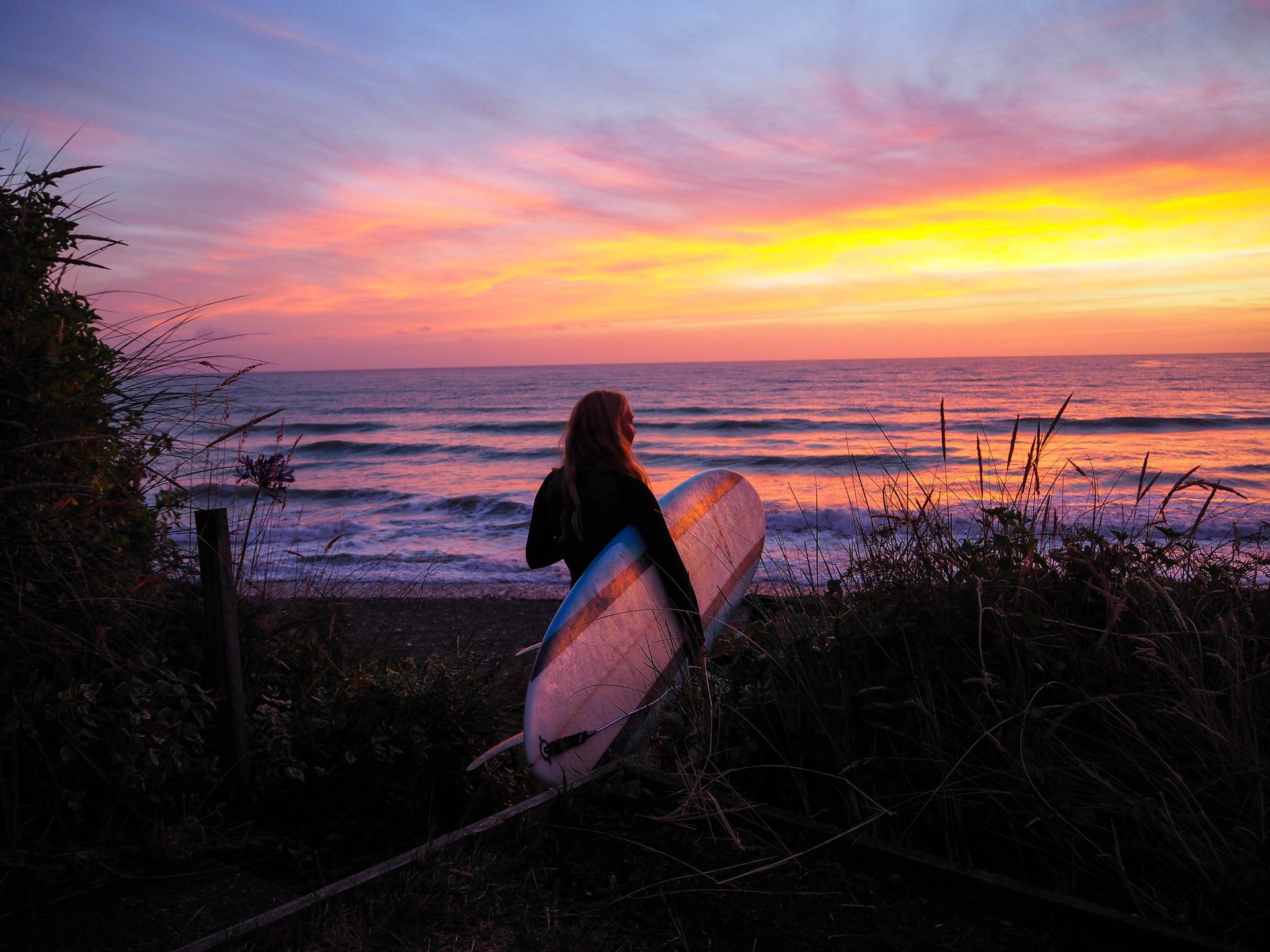 surfen bij zonsopgang