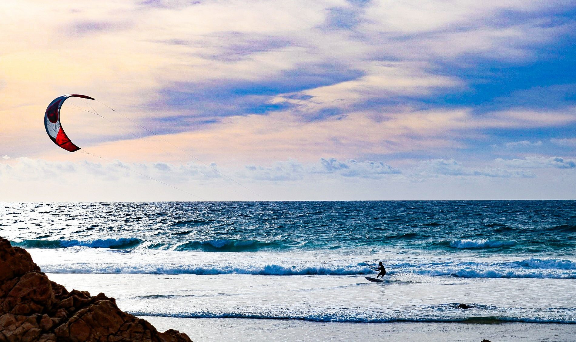 Waves in the Algarve La ola es el Algarve. Por João Coelho