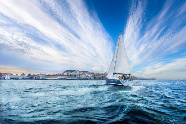 17408-rondvaart-in-een-sightseeingboot-in-Lissabon-1676983487