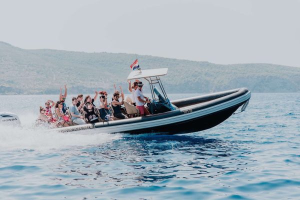 1803-paseo-en-barco-dividido-a-hvar-1575397731