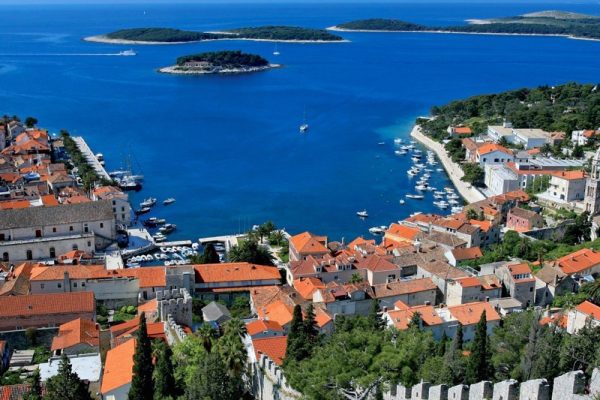 1804-tour-en-barco-dividido-a-hvar-y-las-islas-pakleni-1575397732