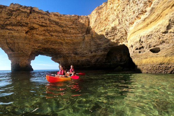 kajak voor de bogen van Marina, Algarve