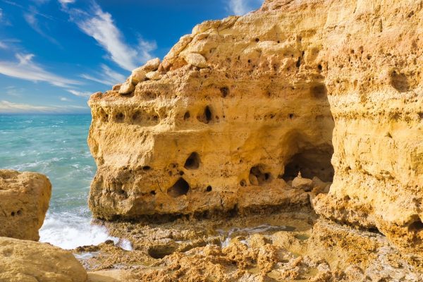 Hochragende,Kalksteinklippen,mit,vielen,Höhlen,erheben,sich,von