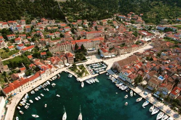 2584-tour-en-barco-dividido-a-hvar-y-las-islas-pakleni-1575398076