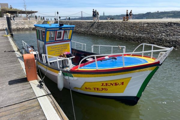 26435-lisboa-tour-tipico-barco-madera-1715851184
