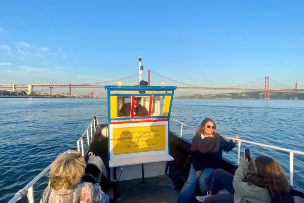 26438-lisboa-paseo-en-barco-tradicional-de-madera-1715851184