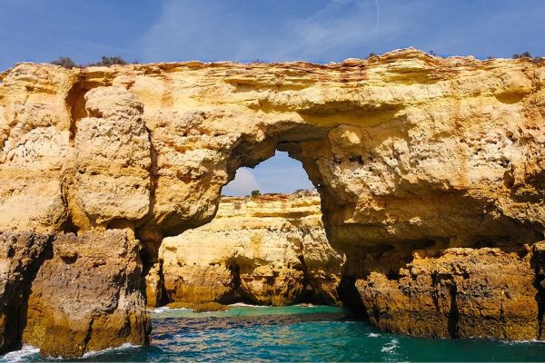 6132-de-algarve-kust-is-gezegend-met-grotten-en-zeegrotten-1600942013