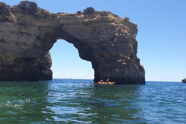 6802-tour-en-kayak-por-la-costa-del-algarve-1611577469